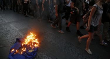 (ВИДЕО-ФОТО) Шок бомби на улиците во Атина, Ципрас повикува на „гордо не“!