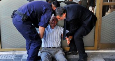 Еве што се случи со грчкиот пензионер кој очајно плачеше пред банките!