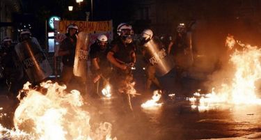 (ВИДЕО-ФОТО) Судири пред грчкиот парламент – погледнете како „молотовите“ коктели летаат кон полицијата
