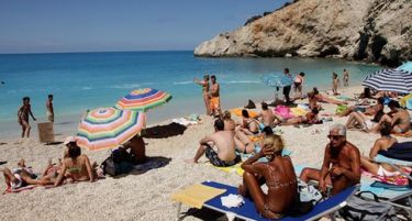ГОРИВО, ЦИГАРИ, ПИЈАЛОК: Во екот на туристичката сезона цените во Грција ќе скокнат