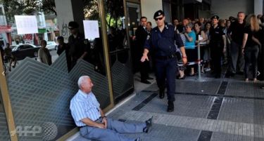 Фотографијата која го обиколи светот: Возрасен Грк плаче пред банка!