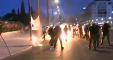 (ВО ЖИВО) Бунт во Атина, се палат пожари и фрлаат молотови „коктели“