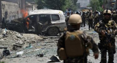 Бомбаш самоубиец се удрил во конвој на НАТО во Кабул