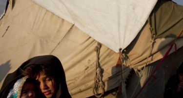 Швајцарија ги населува бегалците во шатори