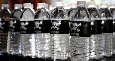 Пиете вода од пластични шишиња? Внесувате 24 000 хемикалии!
