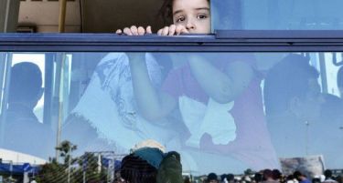 Србија испраќа десетици автобуси со бегалци кон Унгарија