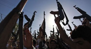 МИСТЕРИЈА: Од каде џихадистите имаат американски пушки и 2.300 хамери?