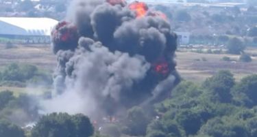 (ВИДЕО) Се урна воен авион на аеромитинг: Седум загинати, пилотот извлечен од запалените остатоци!