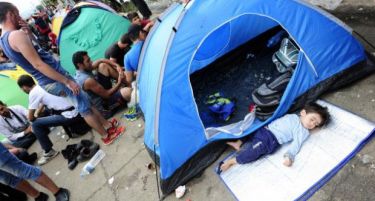 Грција почнува да ги пренесува бегалците од островите