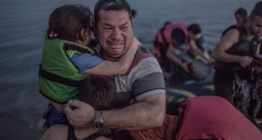 Оваа глетка трогна милиони: Солзите на овој сириски татко го заобиколија светот!