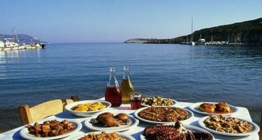 (ФОТО) 10 Традиционални грчки јадења: Не смеете да си одите од летување а да не ги пробате!