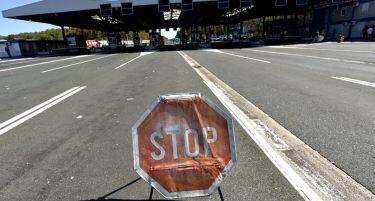 (ФОТО) СРПСКО-ХРВАТСКА БЛОКАДА ИЛИ ТАЈНА ВОЈНА: Границата отворена само за Срби со странски таблици!