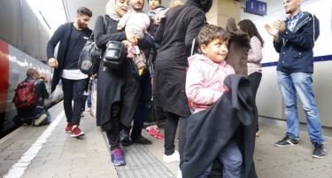 (ФОТО) КАКО ДА ГИ ОГРЕАЛО СОНЦЕ: Првите бегалци стигнаа во Виена, дочекани со аплауз!