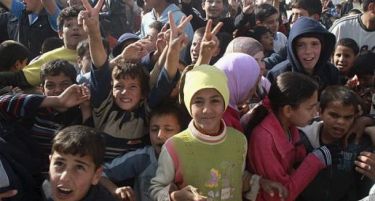 „Вие треба да ни помогнете. Ние сме луѓе“ – Над 4 000 бегалци пристигнаа ноќеска во Атина