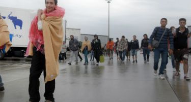 Над 2000 мигранти пристигнаа пеш во Австрија