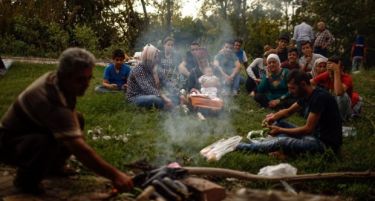 (ВИДЕО-ФОТО) Го чекаат исходот од состанокот во Брисел: Стотици бегалци заглавени на грчко-турската граница!