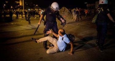(ВИДЕО) Полициски и армиски засилувања на островот Лезбос, поради приливот на бегалци