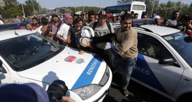 Бегалците пак го пробија кордонот, затворен автопатот кон Будимпешта