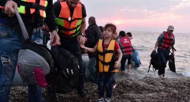 Бегалската драма нема крај! Труп на бебе-сираче открија грчките полицајци