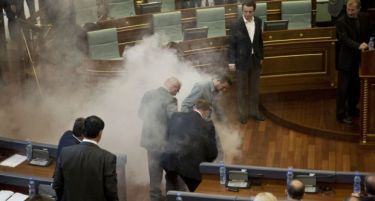 (ВИДЕО-ФОТО) Плачат косовските пратеници: Повторно фрлен солзавец во Косовското Собрание!