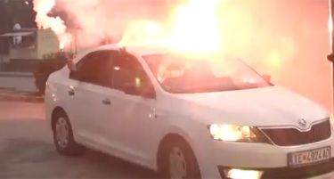 (ВИДЕО) Почна лудницата во Албанија: Навивачите палат бакли од автомобили, хеликоптери надлетуваат наоколу!