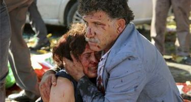 (ВИДЕО-ФОТО 18+) КРВ И ПОВРЕДЕНИ НА СИТЕ СТРАНИ: Експлозија во Анкара уби над 20 лица!