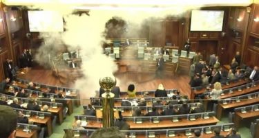 (ВИДЕО) ЗА ВРЕМЕ НА СЕДНИЦА: Косовски пратеник фрли димни бомби во Парламентот!