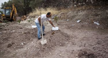 (ФОТО) ГРОБОВИТЕ СЕ ПОЛНИ: За бегалците на Лезбос нема веќе место за вечен мир!