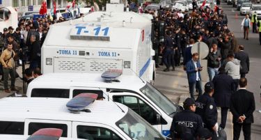 Полиција упадна во канцелариите на критичките медиуми кон власта во Турција