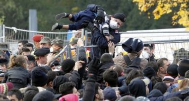 (ФОТО) Стотици имигранти ги пробија бариерите и влегоа во Австрија од Словенија