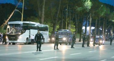 (ВИДЕО) Нападнати Српските репрезентативци во Тирана 