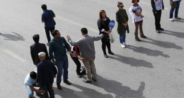 АНКАРА: Медиумско затемнување и каранфили за жртвите во нападот