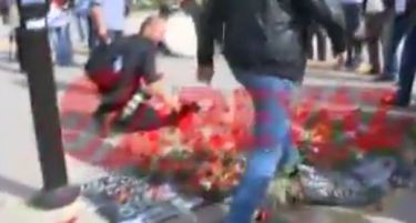 (ВИДЕО) Линчуван хулиган кој го уништил привремениот меморијал на жртвите од нападот во Анкара