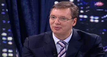 (ВИДЕО) ШЕШЕЉ ПРАШУВА – ВУЧИЌ ОДГОВАРА: Погледнете што премиерот на Србија му Порача на лидерот на радикалите!