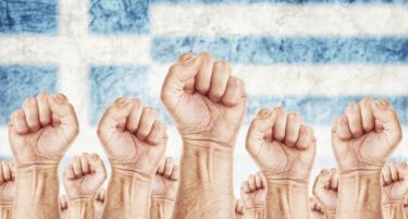 ГРЦИЈА НА НОЗЕ: Целосна блокада и штрајк поради мерките на штедење!