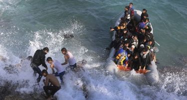 ЗАГИНАА ШЕСТ ДЕЦА: Се преврте уште еден брод со мигранти, помеѓу мртвите и ЧЕТИРИ БЕБИЊА