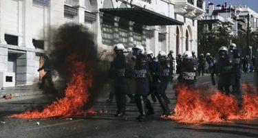 (ФОТО) ПОЛИЦИЈАТА ГО ВОЗВРАТИ УДАРОТ: Солзавец и молотов коктел кон демонстрантите во Атина
