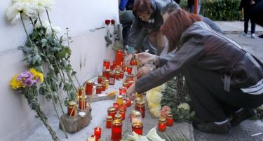 (ФOTO) СВЕЌИ И РОЗИ ЗА НАСТРАДАНИТЕ: Романија жали за загинатите во дискотеката!