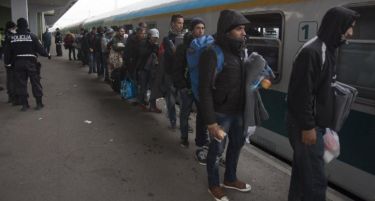 ДОГОВОРЕН ТРАНЗИТ: Во Словенија од Хрватска влегле три воза со 3200 бегалци!