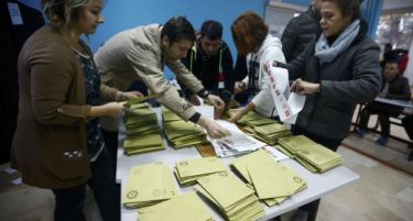 Пресврт во Турција: Партијата на Давутоглу води на изборите во Турција со повеќе од 10% над прогнозите