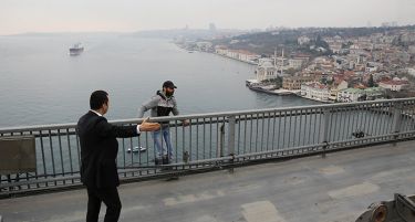 (ВИДЕО) ЕРДОГАН ВО УЛОГА НА ХЕРОЈ: Tурскиот премиер спречи момче да скокне од мост