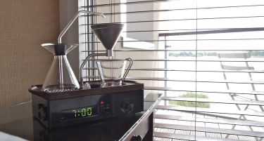 (ВИДЕО) ИДЕАЛЕН БУДИЛНИК: Измислен аларм кој наутро ви вари кафе