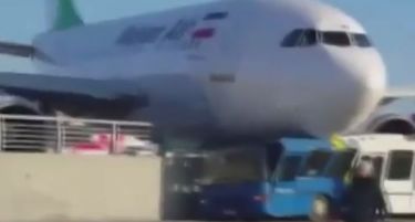 (ВИДЕО) НОВА ДРАМА ВО ИСТАНБУЛ: Авион излетал од писта, помина низ бетонски ѕид и застанал врз автобус 