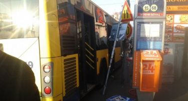 (ВИДЕО 18+) БЕЛГРАД: Страшен судир на автобуси