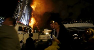 (ВИДЕО+ФОТО) Голем пожар проголта луксузен хотел во Дубаи