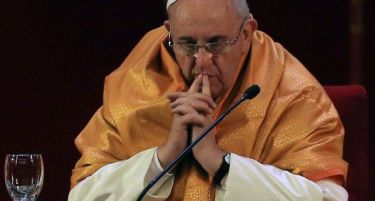 Папата Франциско за Божиќ повика да се вратиме кон човечките вредности
