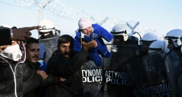 Грција ја затвори границата со Македонија! Мигрантите запрени на 5 километри од преминот!