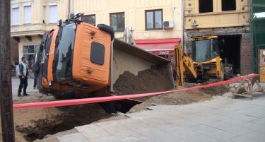 (ФОТО) Камион пропадна во дупка среде Широк Сокак