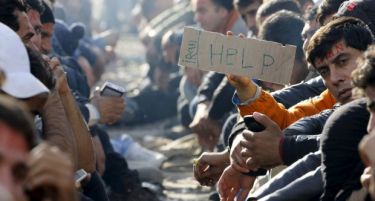 (ВИДЕО) ПОВТОРНО НЕРЕДИ И КАМЕЊА: Се судрија мигрантите и грчката полиција!