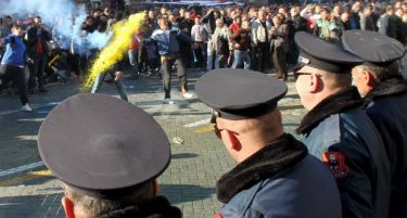 (ФОТО) КАМЕЊА И ДИМНИ БОМБИ: Илјадници луѓе во Тирана бараат оставка на Еди Рама!